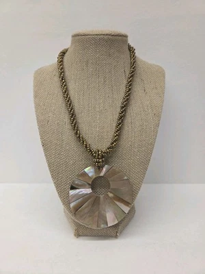 Colgante vintage con incrustación de abulón madreperla y collar de cuentas de semillas de oro MOP 18" Foto 1 de 4