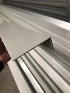 70 X 40 Angle Powder Coated Aluminium Extrusions For Coolroom 6.5m - Picture 1 of 2
