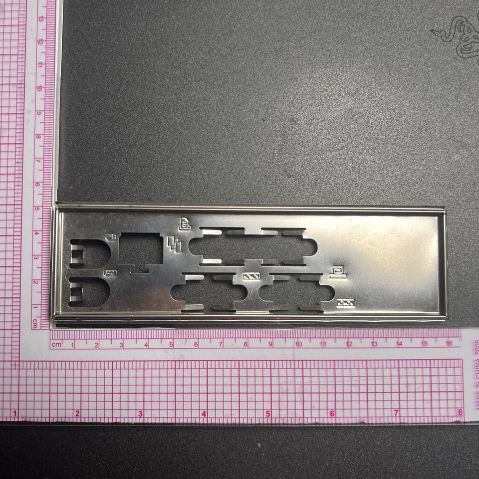 Protector de E/S ATX para placa base desconocida placa posterior de E/S Foto 1 de 2