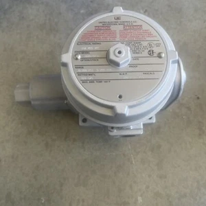 UNITED ELECTRIC PRESSURE SWITCH H121 S156B 15A 480VAC 100 Psi 700 KPA - Picture 1 of 4