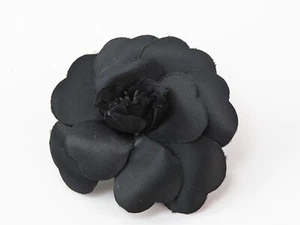 Broche prendedor auténtico CHANEL tela negra camelia #56336 - Imagen 1 de 10