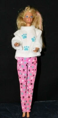 Muñeca Barbie vintage años 90 con estampado de pata traje Foto 1 de 4