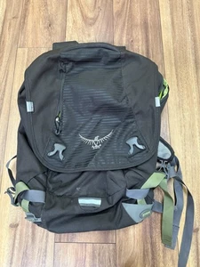 Mochila Osprey Flapjack verde y negra para computadora portátil usada - Imagen 1 de 9