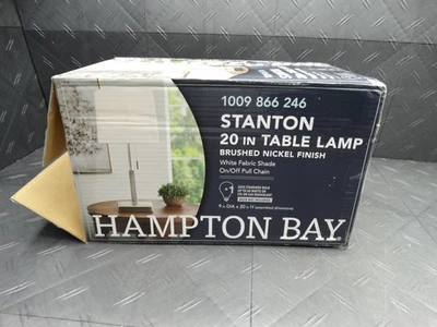 Lámpara de mesa Hampton Bay Stanton de 20 pulgadas de níquel cepillado con pantalla de tela blanca Foto 1 de 4