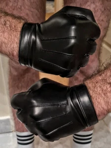 Guantes cortos de cuero de cordero piel de cordero con botones de muñeca para hombre en negro - Imagen 1 de 6