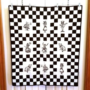 Alice im Wunderland schwarz weiß kariert bestickt Quilt Decke 43x37 - Bild 1 von 7