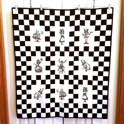 Manta acolchada bordada a cuadros blanca negra Alicia en el país de las maravillas 43x37 Foto 1 de 4