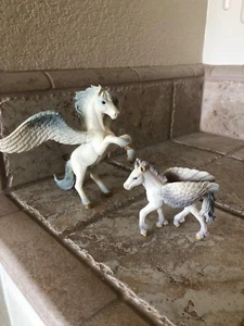 Schleich Bayala PEGASUS ~ Fliegen, Aufzucht (mit Stern & Mond Detail) und BABYFOHLEN! - Bild 1 von 5