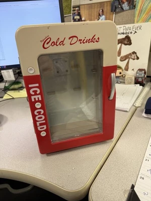 Enfriador de bebidas 2,6 pies cúbicos mini refrigerador transparente 95 latas frontal Foto 1 de 3