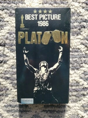 Platoon | Willem Dafoe, Johnny Depp, Charlie Sheen, Tom Berenger | 1986 | VHS - Image 1 of 4
