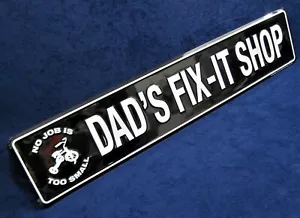DAD'S FIX-IT SHOP - *HECHO EN EE. UU.* 24" letrero de calle en relieve - decoración de garaje cueva para hombre - Imagen 1 de 11