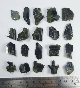 Lote de 20 piezas de cristales de epidota pleocroica ricos en cromo de Pakistán. - Imagen 1 de 10
