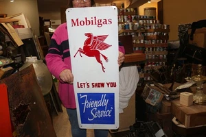 Letrero metálico vintage de 32" de servicio amigable para gasolinera Mobilgas Pegasus - Imagen 1 de 2