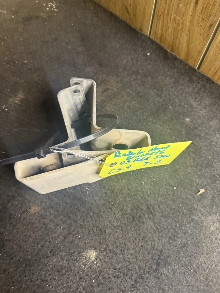 Нижние опорные кронштейны для дизельного радиатора 2003–2007 Dodge Ram 2500 3500 5,9 Cummins - Изображение 1 из 4