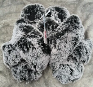 Cat & Jack Black Licorice Brooklyn Crossband Girl's M 2-3 Faux Fur Slippers NEW - Picture 1 of 7