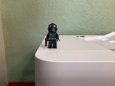 LEGO Star Wars TIE Pilot Minifigure 75382 UCS 2024 - Arm Printing Exclusive - Image 1 of 2