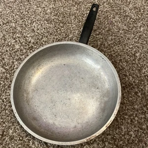 Vintage gehämmert Aluminium 10" große Pfanne Bratpfanne schwarz Gummigriff EUC USA - Bild 1 von 10