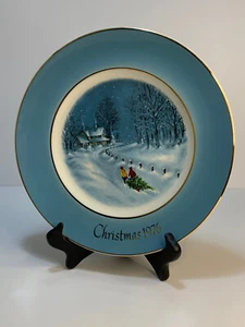 Avon Christmas plate 1976 third edition, no chips no stains, gold rim, Wedgwood - Picture 1 of 5