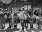 crp-3333 1954 super süße Connie Gilchrist mit Chor Mädchen Tänzer Film The Great D