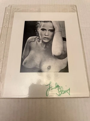 Fotografía autografiada firmada en topless de la actriz Linda Blair Foto 1 de 2