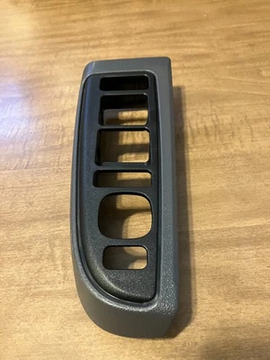 12003 - 2006 年通用左窗开关挡板 1449-0025DGY-L 2003 - 2006 年 GMC 卡车全新 — 第 1/2 张图片