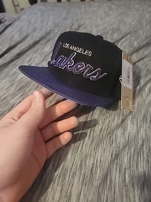Chapéu Los Angeles Lakers NBA 75º Dourado Snap Back M&N NOVO EM FOLHA COM ETIQUETAS!! - Imagem 1 de 4