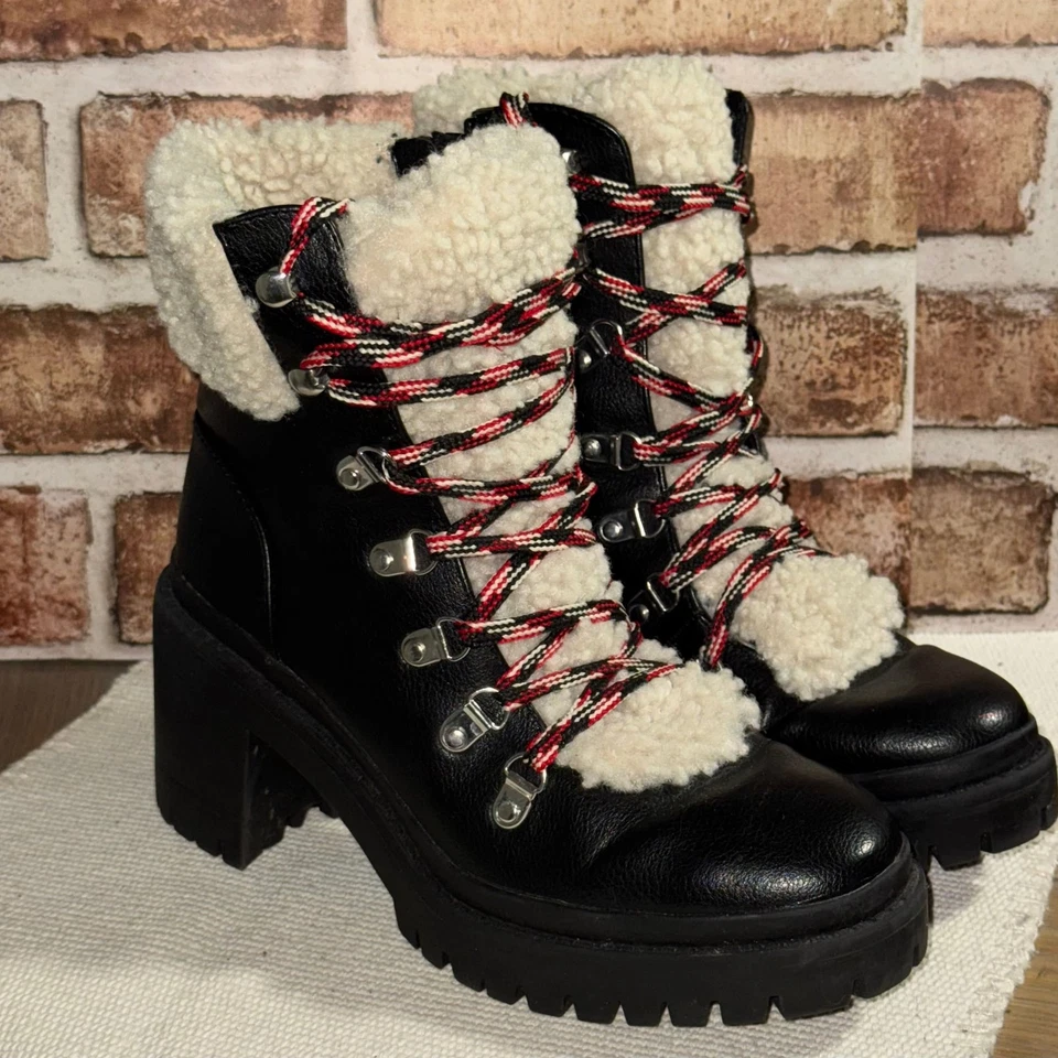 Botas Universal Thread tamanho 8.5 Whimsygoth Streetwear  - Imagem 1 de 4