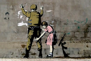 Poster GRAFFITI ART (Banksy) - Girl Searching Soldier ca59x42cm NEU zb010 - Imagen 1 de 1