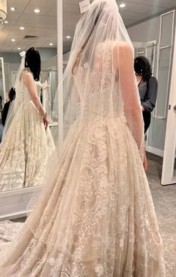 Talla 6 - Oleg Cassini - Vestido de novia de encaje con cuentas - CWG780 - Champagne/Marfil  Foto 1 de 4