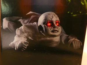 Animado Zombie Bebé Halloween Decoración Accesorios Arrastra Ojos Rojos Voz Espeluznante 19" NUEVO EN CAJA - Imagen 1 de 8