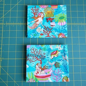 Tela de sirena azul Kawaii 2 cuartos de grasa divertida niños I-Spy océano playa colorida - Imagen 1 de 4