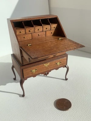 Secretária superior inclinada vintage casa de bonecas miniatura Queen Anne, companheiro IGMA Edward Norton - Imagem 1 de 4