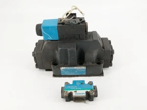 Vickers DG5S-8-2A-M-FW-B5-30 Solenoid Valve w/ DG4V-3S-2A-M-FW-B5-60 02-126461 - Picture 1 of 11