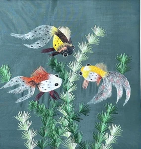 Chinesische helle farbige Fische handgefertigte Seidenstickerei Kunst mattiert 11,75 Zoll x 11,75 Zoll - Bild 1 von 4
