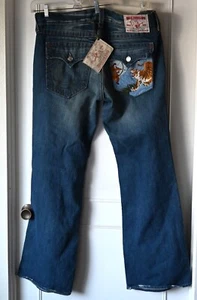 Pantalones de mezclilla marca True Religion para hombre 38x33 azul Billy Tiger bordado puntada acampanada EE. UU. - Imagen 1 de 19