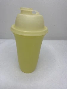 Vintage Tupperware 844-4 gravy shaker cup lid quick mix 2 cups yellow Kitchen - Picture 1 of 8