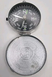 Vintage Kompass mit Schloss Made in Japan monogrammierter Buchstabe "D" auf Etui  - Bild 1 von 7