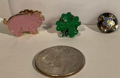 De Colección Sombrero Solapa Corbata Pin Tack Back Rosa Cerdo Cerdo 4 Hojas Trébol Azul Flor Margarita Foto 1 de 4