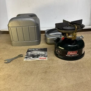 Stufa da campeggio Coleman 508 con custodia datata 12-87 vintage - Foto 1 di 23