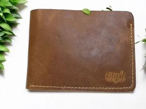 Cartera de cuero Elijah - Nombre en ambos lados, hecha a mano color tostado doble pliegue, diseño delgado - Imagen 1 de 3