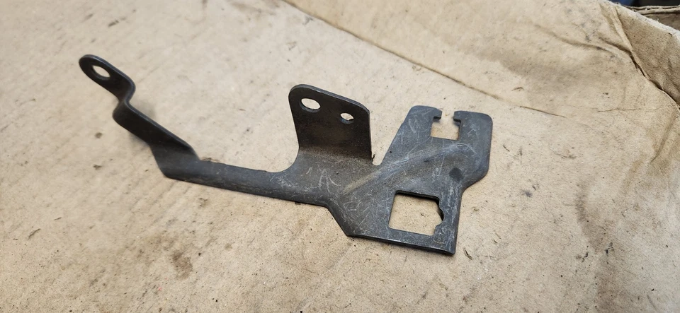 Soporte de cable de acelerador GM Oldsmobile 1980 Foto 1 de 1