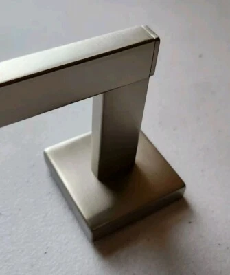 Toallero cuadrado Kohler K-23285-BN 24", níquel cepillado vibrante Foto 1 de 3