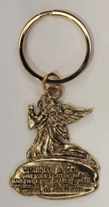Llavero Ángel de la Guarda Rezando con Verso en Tono Dorado Metal - Imagen 1 de 5