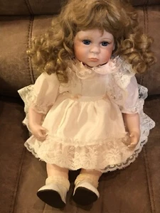 "I.P.I." Muñeca de porcelana sentada vestido rosa con volantes cabello rubio en rizos - Imagen 1 de 9