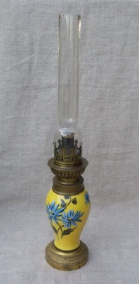 PETITE LAMPE À PÉTROLE EN PORCELAINE ET LAITON CISELÉ H.SCHNEIDER  HAUT : 20 cm - Photo 1/4