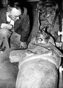 The French egyptologist professor Pierre MONTET examining sarcopha- Old Photo - Picture 1 of 1