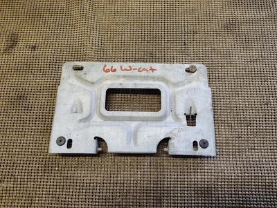 Buick Wildcat LeSabre Electra 225 1966 soporte de montaje de matrícula trasero Foto 1 de 4