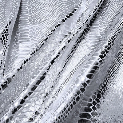 Escamas de dragão exóticas prata sobre branco folha metálica em tecido de veludo gelo esmagado - Imagem 1 de 4