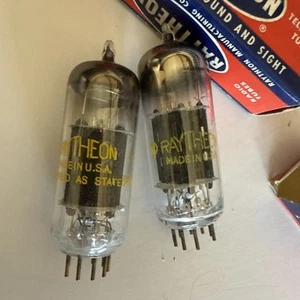 Par de tubos de placa negra Raytheon 12BZ7 NUEVOS EN CAJA - Imagen 1 de 3