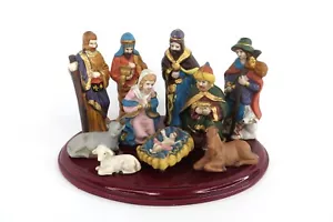 Piccolo Presepe Natalizio in Porcellana con Base in Legno - Foto 1 di 11